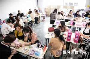 济南悦风美妆学院管住吗？学习过后会推荐实习吗？